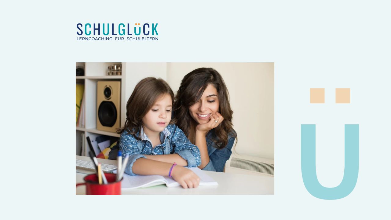 Madre acompaña a su hija mientras hace los deberes en un ambiente tranquilo y sin presión.