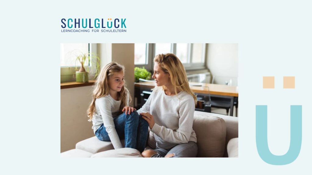 Madre hablando con su hija de forma calmada después de un momento de enfado durante los deberes