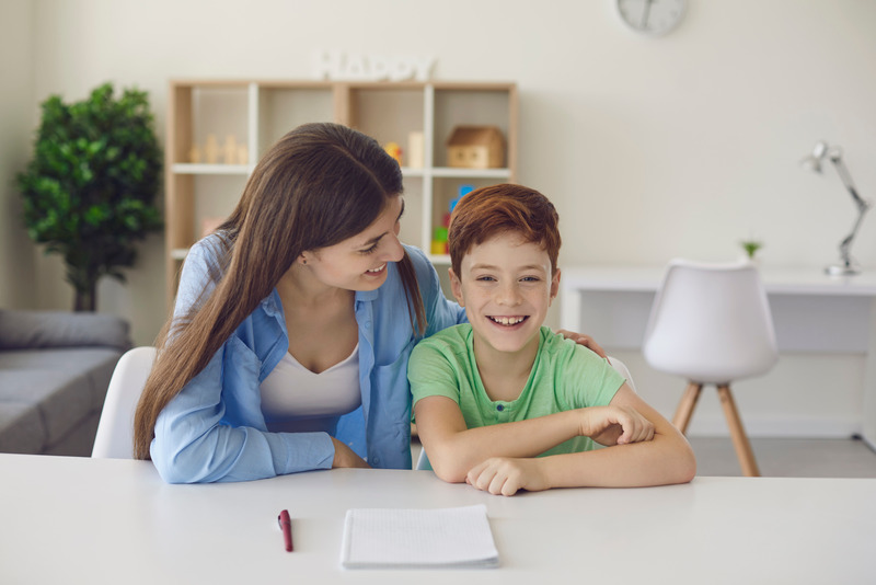 Madre y niño compartiendo un momento tranquilo durante el aprendizaje en casa.