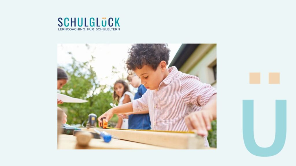 Niño aprendiendo a través de la experimentación y el movimiento, ejemplo de aprendizaje kinestésico en la infancia.