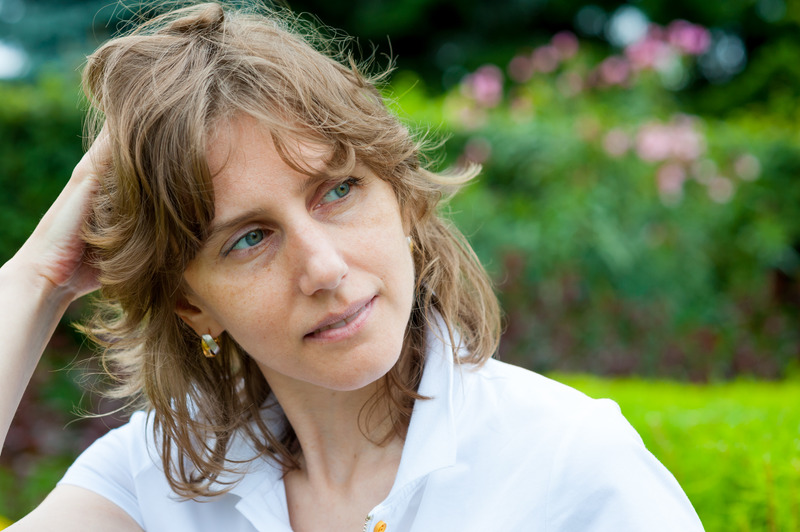 Madre reflexionando. en el jardín.