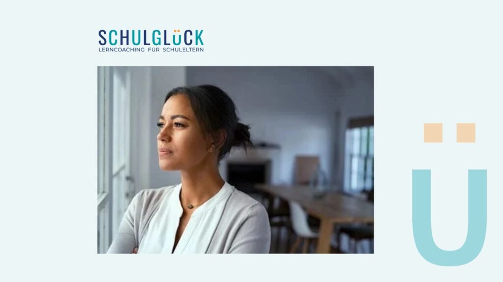 Mujer mirando por la ventana en actitud reflexiva, simbolizando cómo la culpa durante los deberes puede convertirse en una oportunidad para saber qué valores importan.