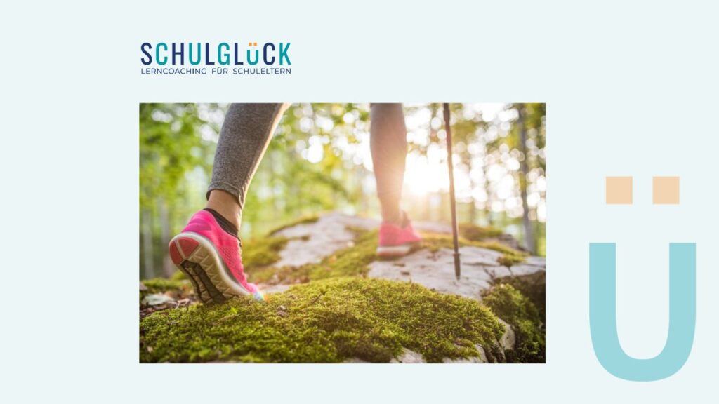 Persona caminando paso a paso por un sendero natural, simbolizando avanzar a pesar del miedo al cambio.