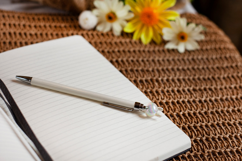 Bloc de notas y pluma para escribir emociones y reflexionar.