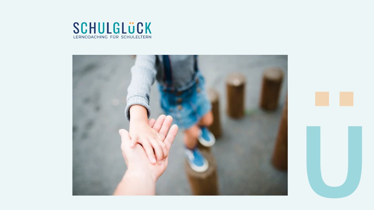 Mano de un adulto acompañando a una niña mientras avanza con cuidado