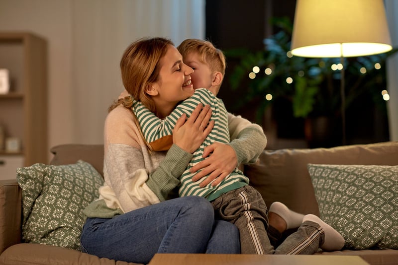 Madre abrazando a su hijo para transmitir calma y seguridad emocional