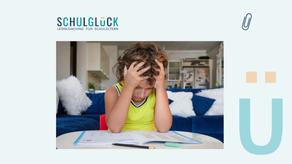 Niño frustrado frente a sus deberes, con las manos en la cabeza, señal de posibles dificultades de aprendizaje no detectadas.