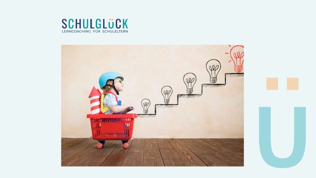 Niño jugando en un carrito con casco y un cohete simbólico, avanzando frente a una pared con bombillas dibujadas en forma de escalera que representan su progreso paso a paso.