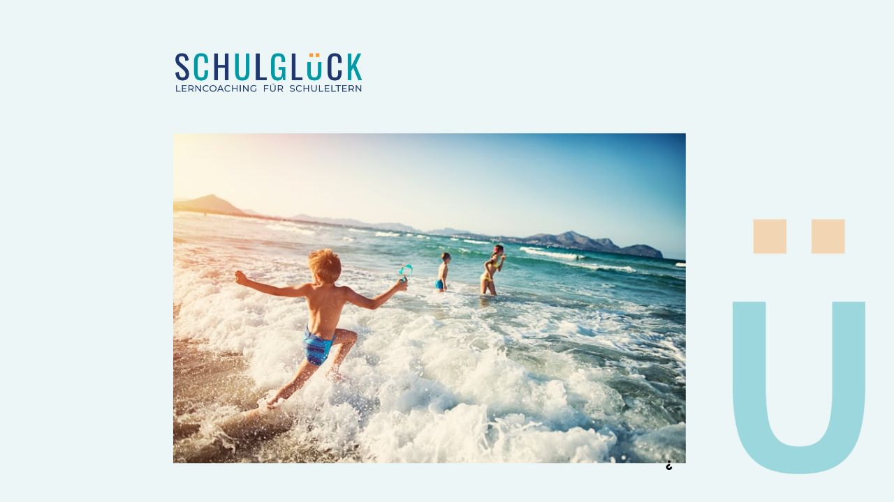 Niños jugando en la orilla del mar durante un día soleado, corriendo entre las olas.