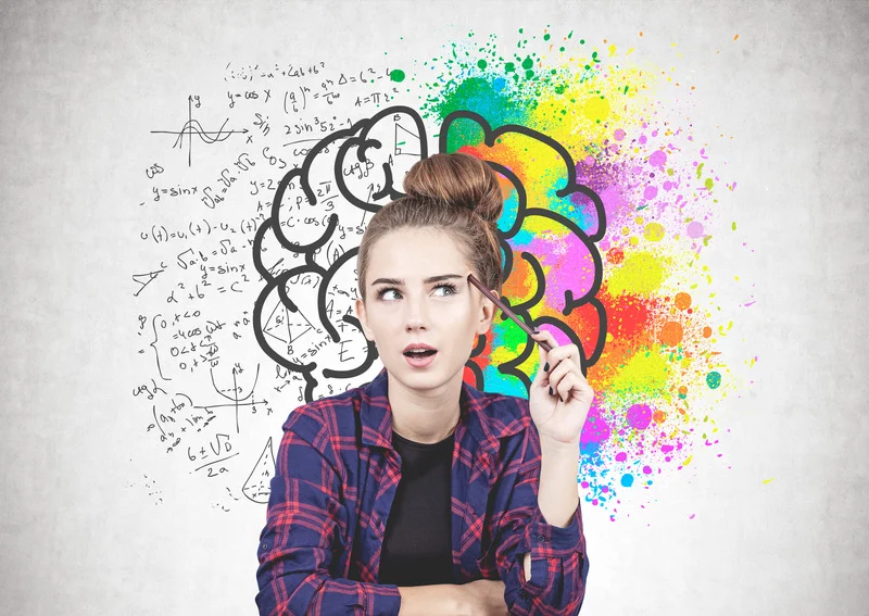 Una adolescente está pensando con un lápiz apoyado en la sien. Detrás se ven los dos hemisferios cerebrales. El izquierdo está representado por fórmulas matemáticas en blanco y negro. El derecho por colores brillantes simbolizando la creatividad.
