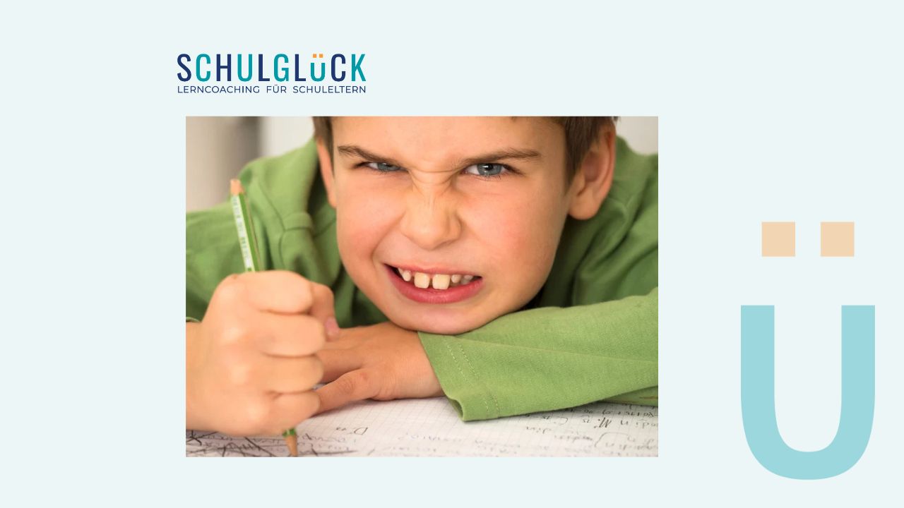 Niño haciendo deberes con expresión de gran frustración mientras sujeta el lápiz.con fuerza