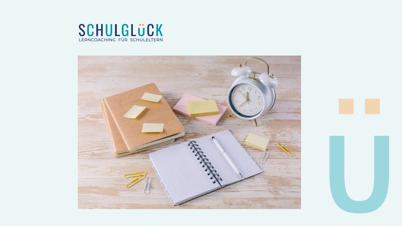 Material de estudio con cuadernos, notas adhesivas y reloj, simbolizando la técnica Lista ABC de Vera F. Birkenbihl para organizar ideas.