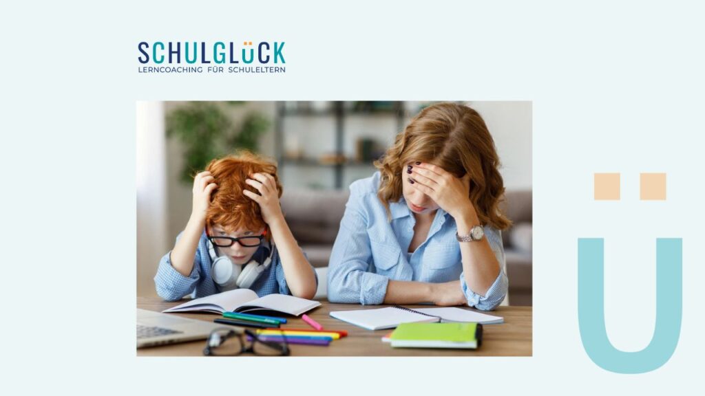 Madre y niño sobrepasados haciendo los deberes, escena frecuente cuando no sabemos cómo no perder los nervios con los deberes.