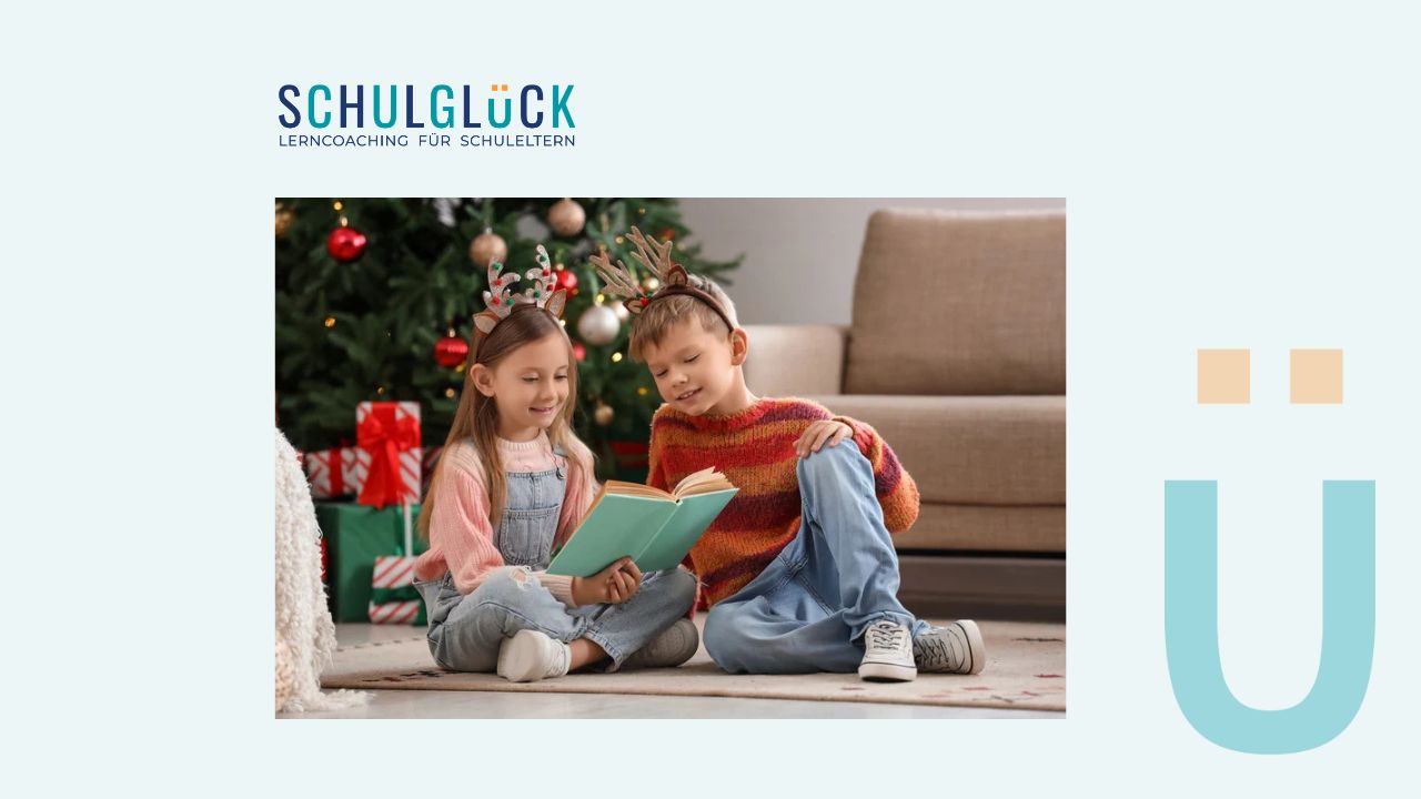 Niños leyendo tranquilos bajo el árbol de Navidad en un ambiente familiar relajado.