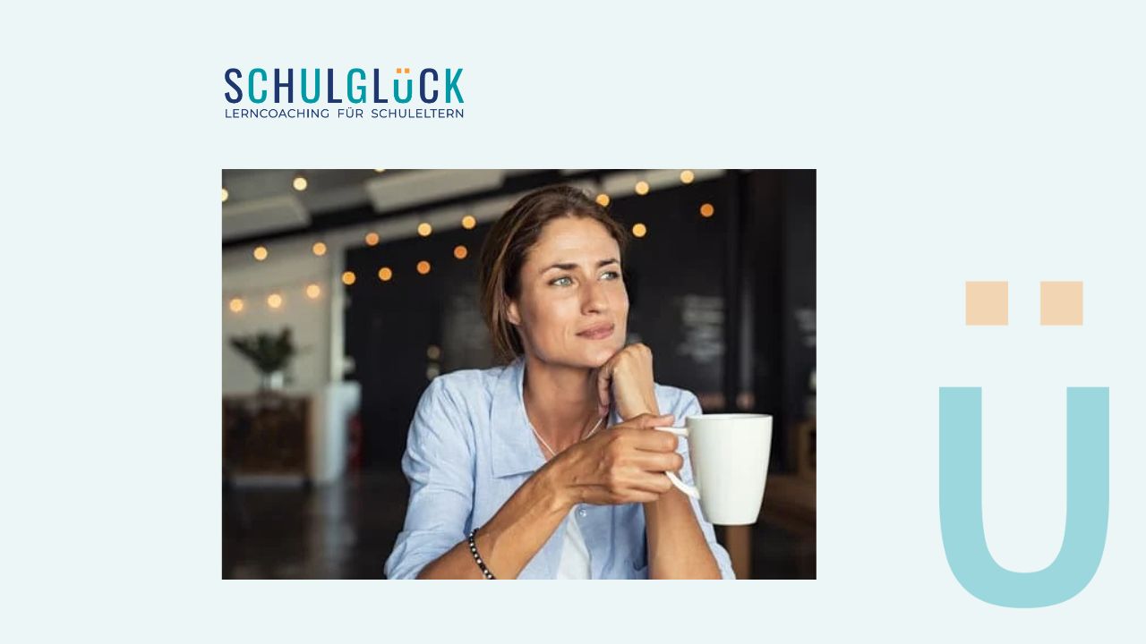 Madre reflexionando sobre la mochila escolar que influye en la educación de sus hijos