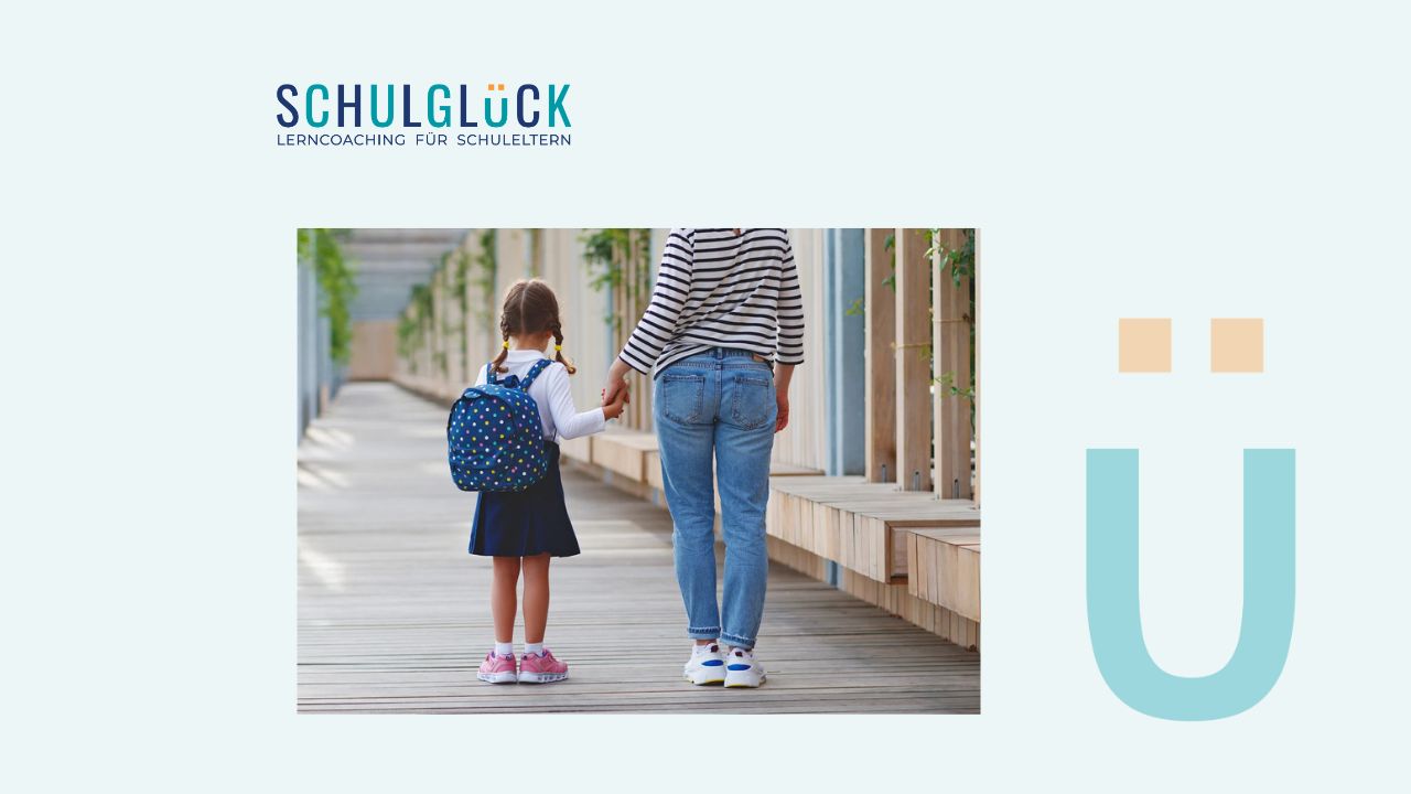 Madre acompañando a su hija al colegio en su primer día en primaria